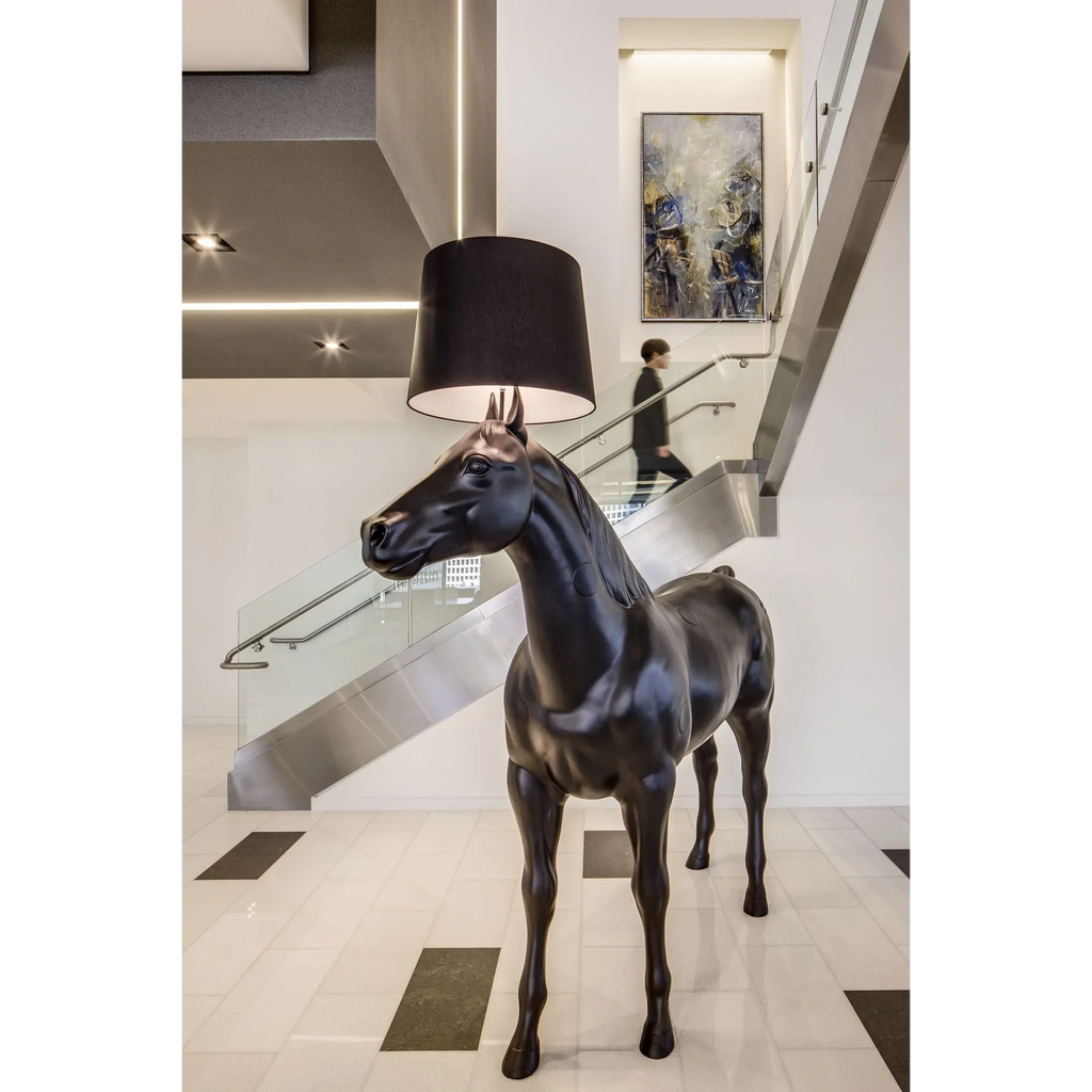 BLACK HORSE LAMP | CL7Z5584