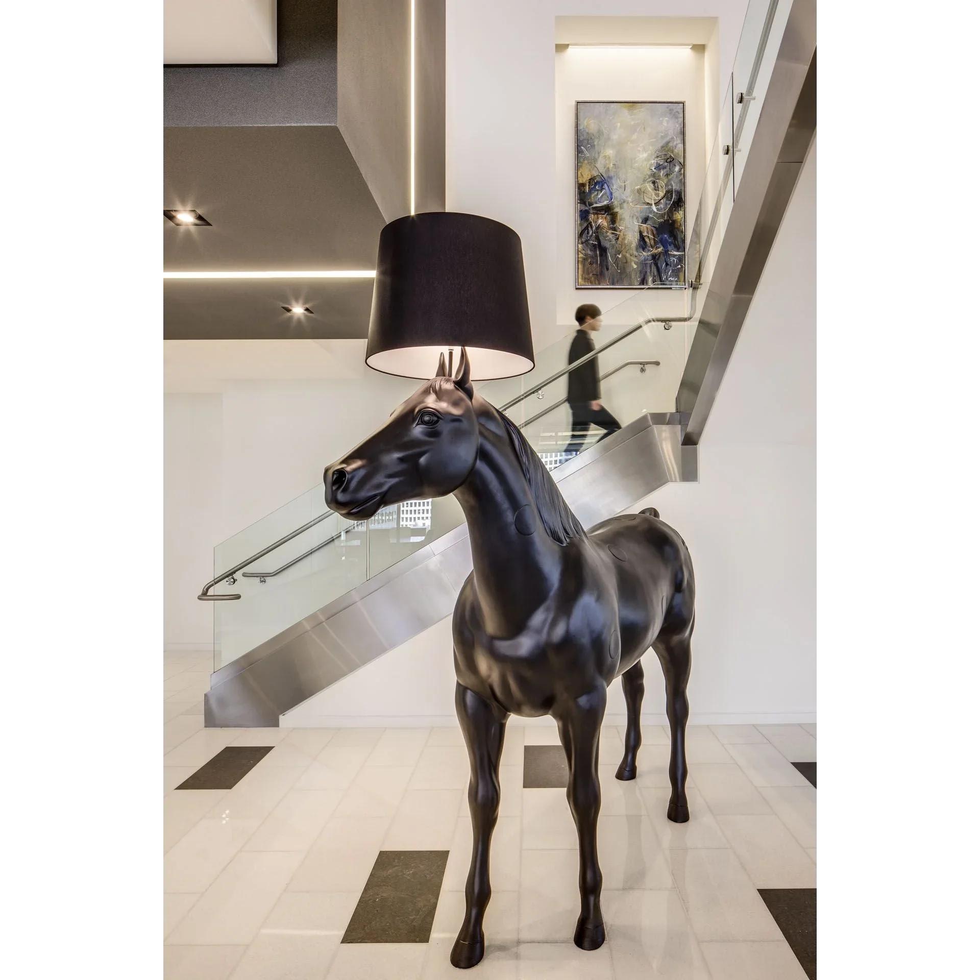 BLACK HORSE LAMP | CL7Z5584