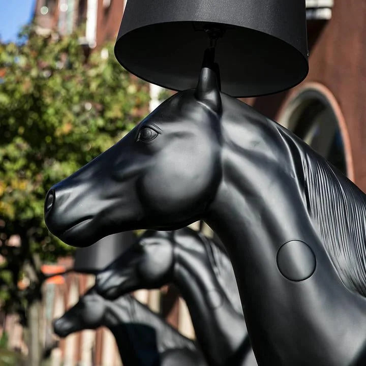 BLACK HORSE LAMP | CL7Z5584