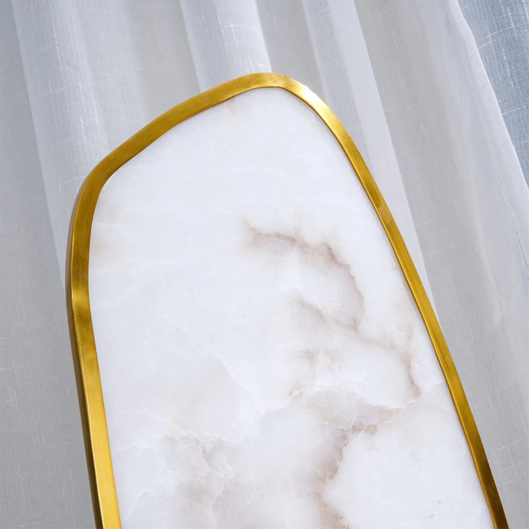 MODERN ALABASTER AND BRASS TABLE LAMP | CLII011G