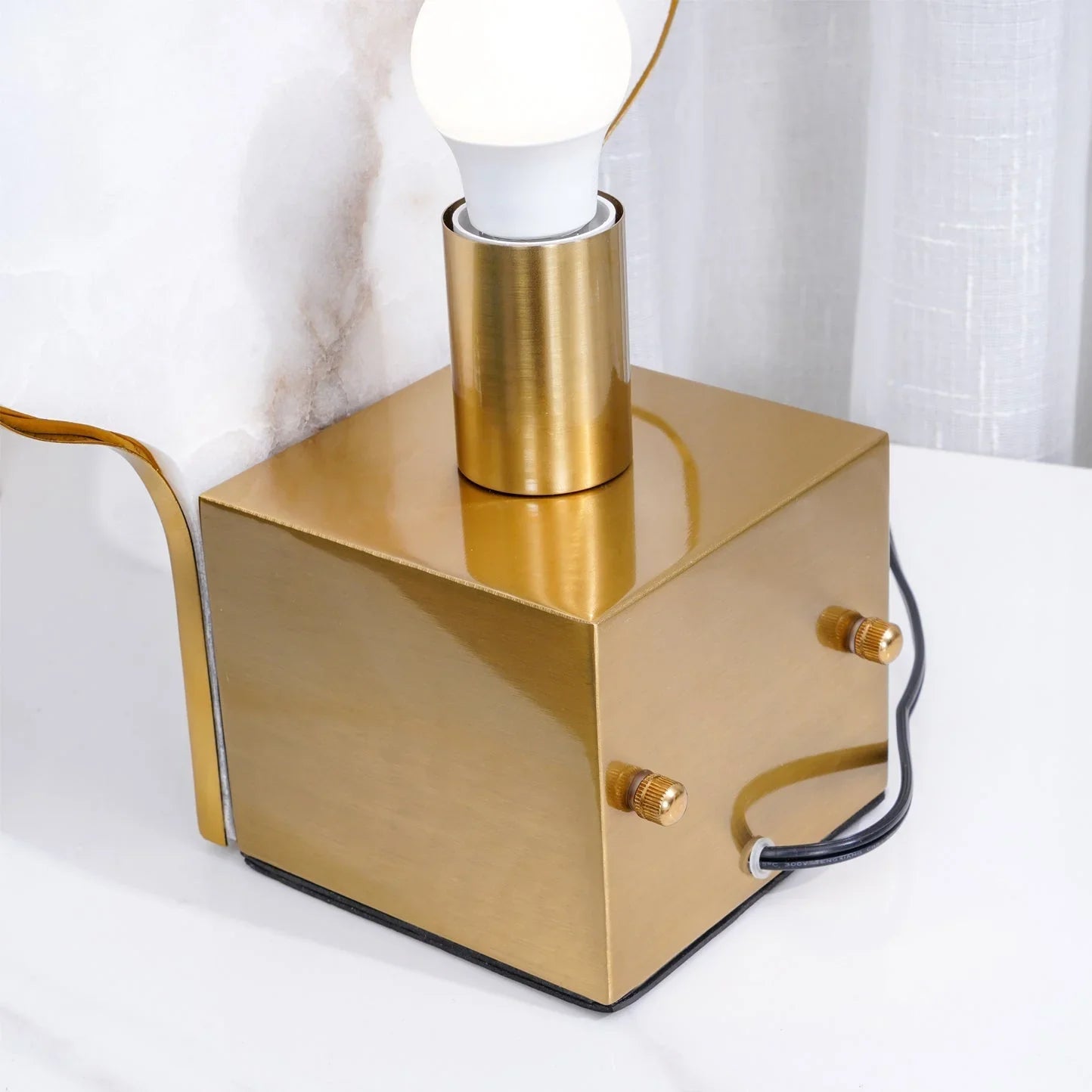 MODERN ALABASTER AND BRASS TABLE LAMP | CLII011G