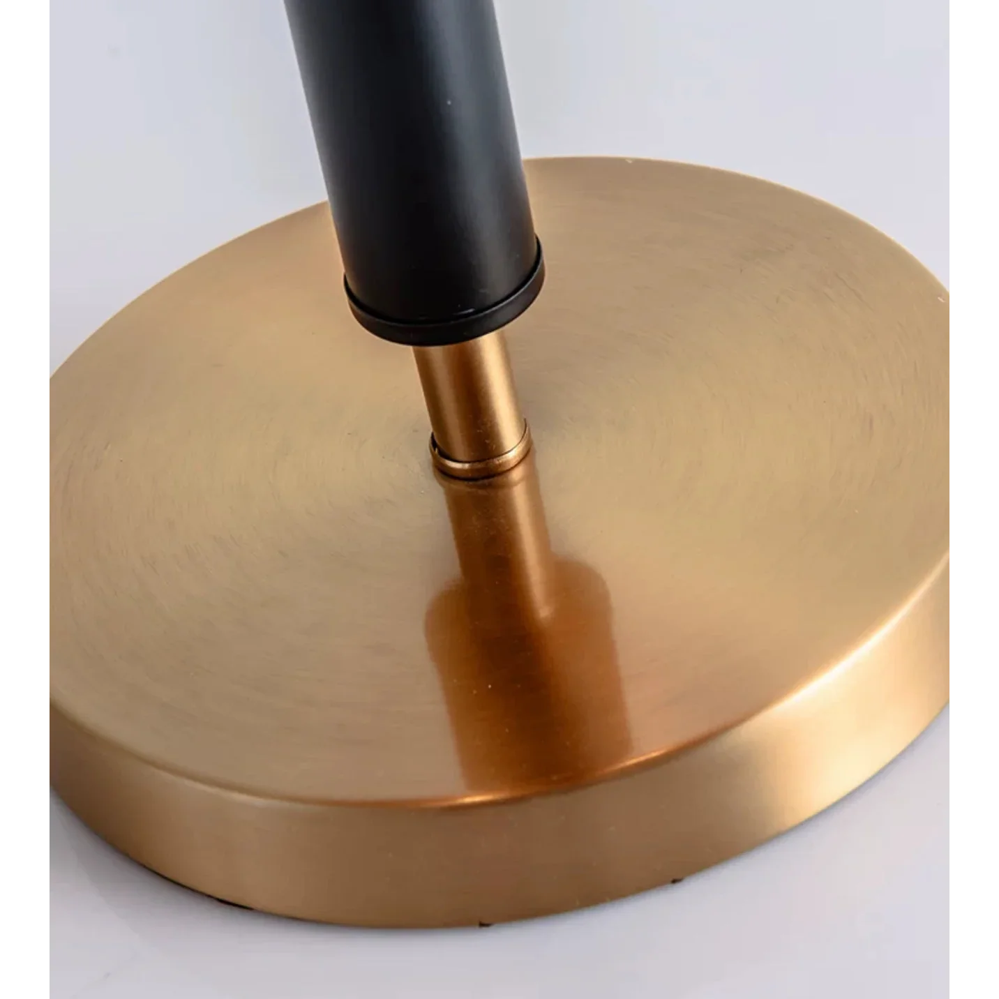 MODERN BRASS AND BLACK IRON TABLE LAMP | DESIGN CLXC0120