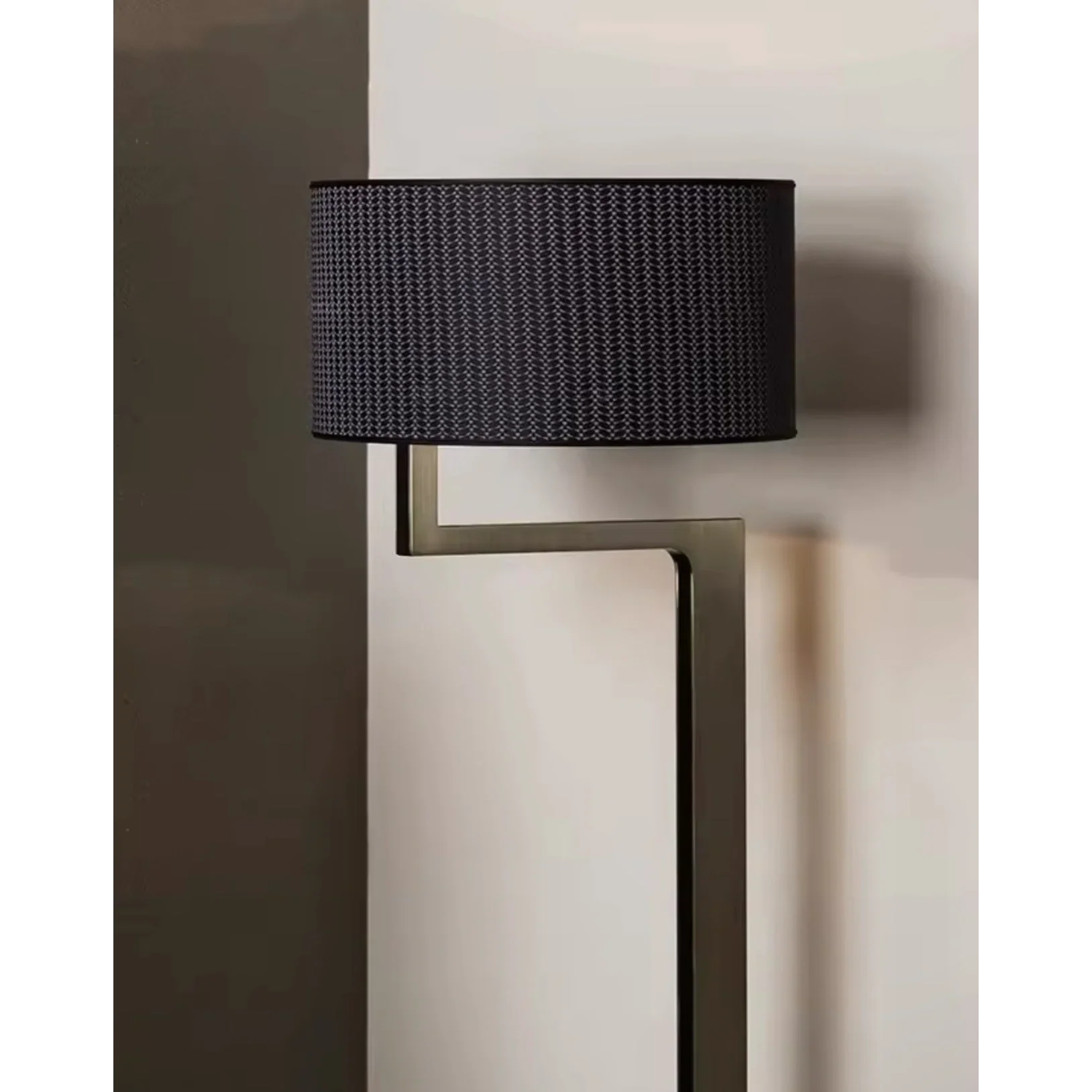 MODERN SCULPTURAL METAL FLOOR LAMP | CLFGV025VIS