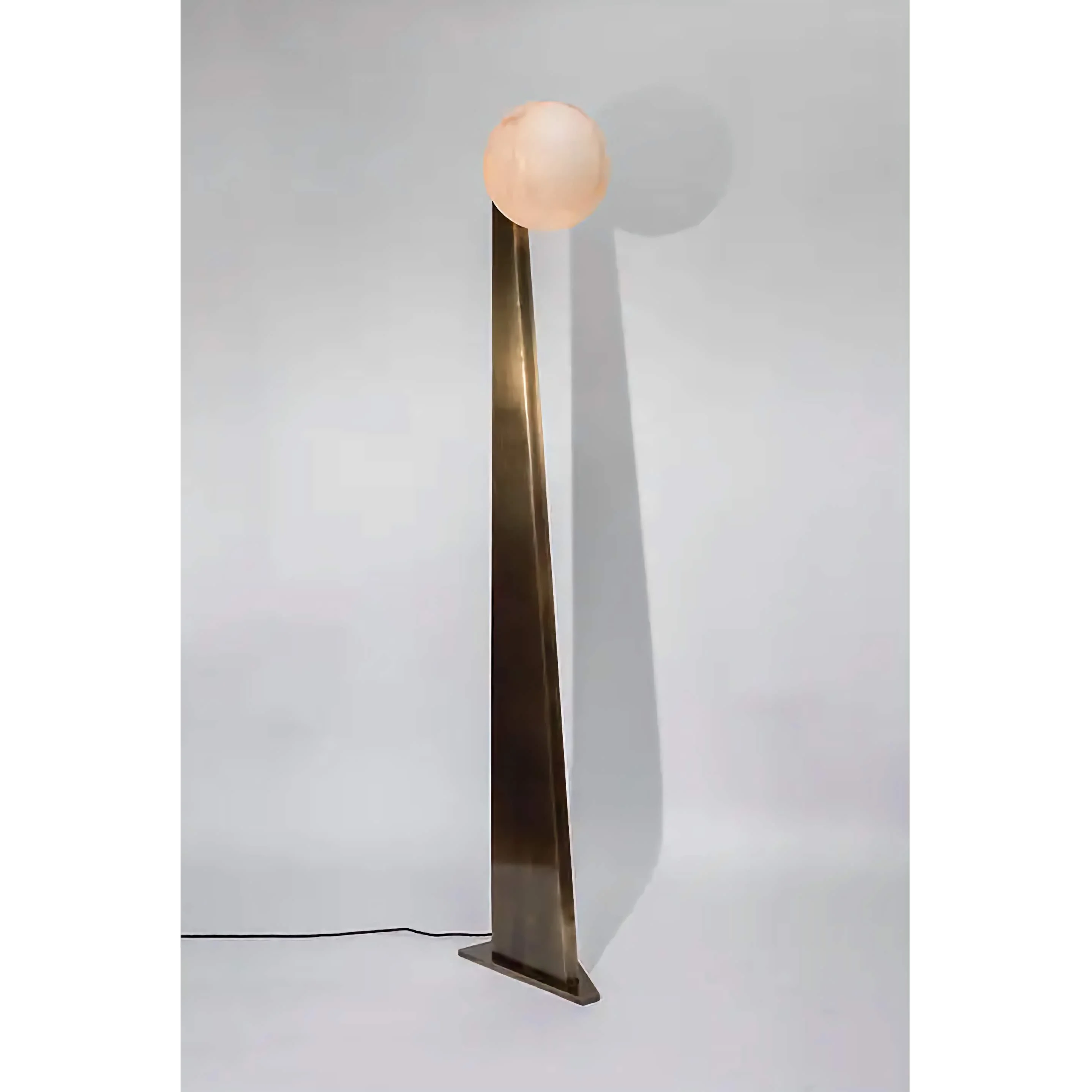 PATINATED BRASS SCULPTURAL FLOOR LAMP | CLORB0281K