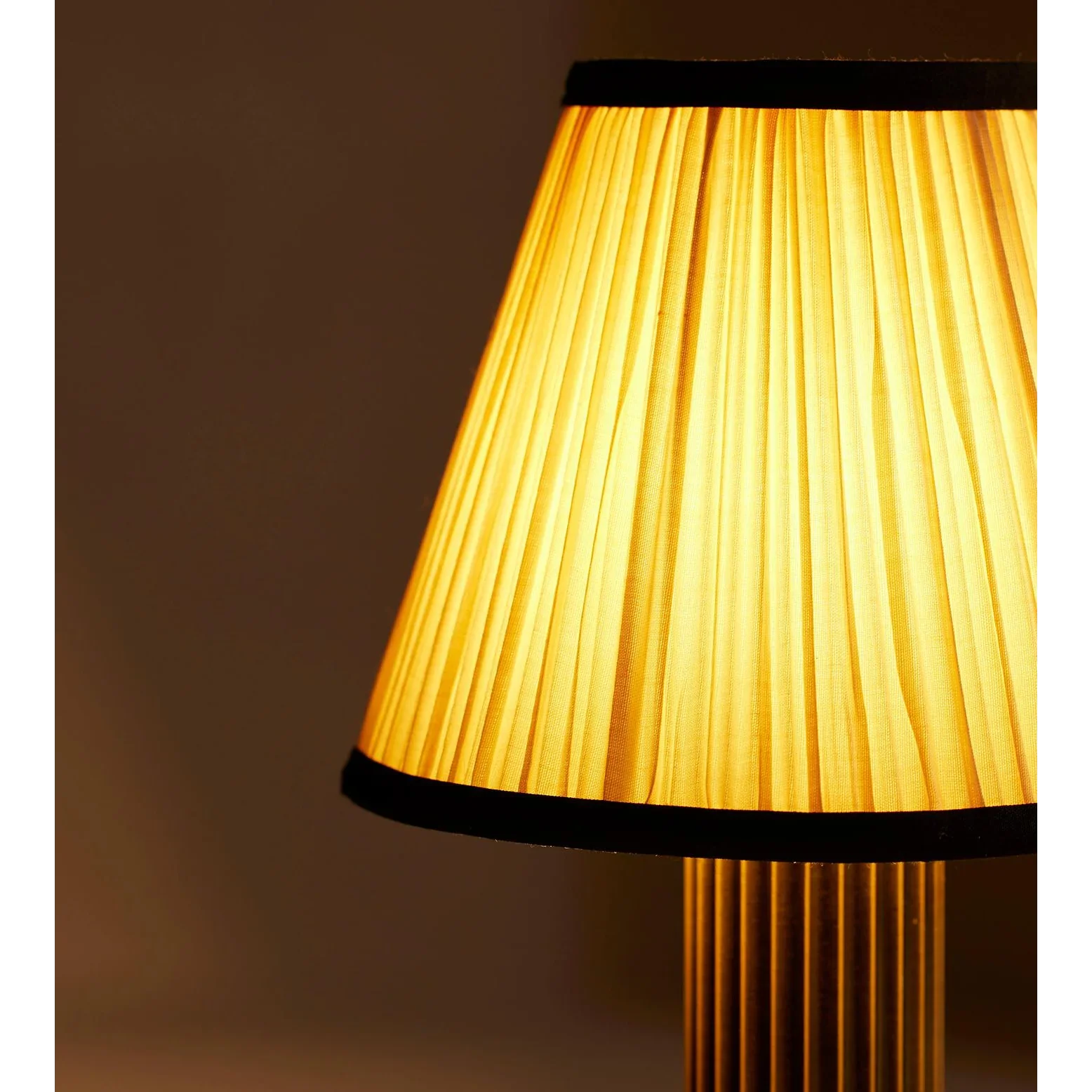 PLEATED FABRIC SHADE TABLE LAMP | CLKKJIM58